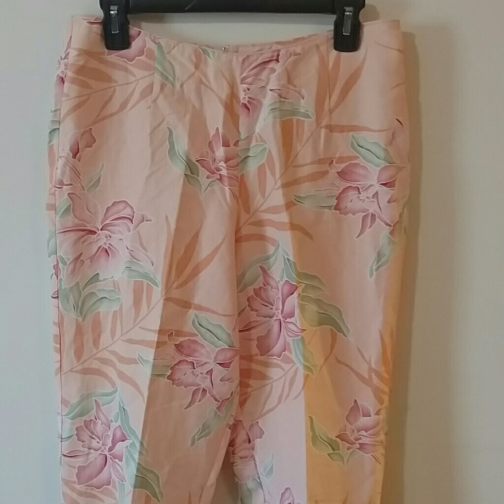 Tommy Bahama Size 12 Capris